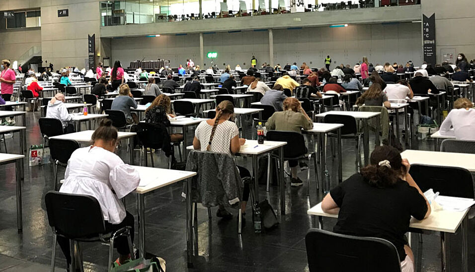 Bewerber*innen beim Aufnahmeverfahren in der Messe Wien.