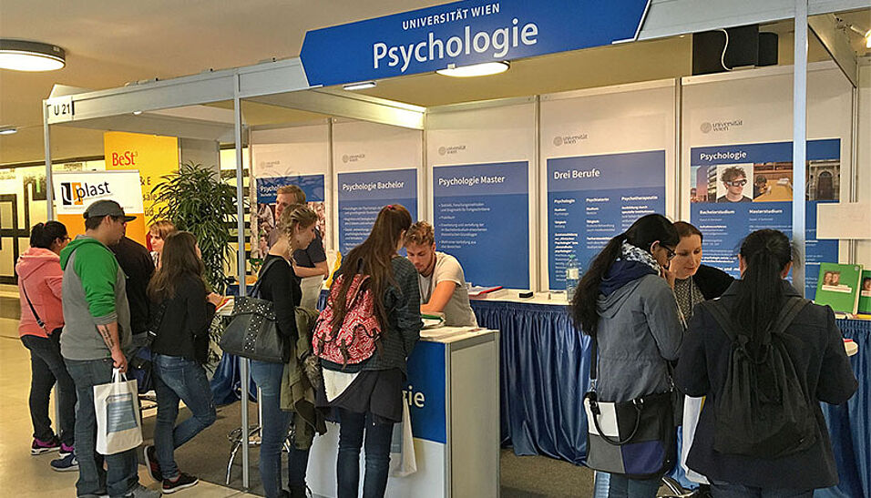 Andrang beim Stand der Fakultät für Psychologie