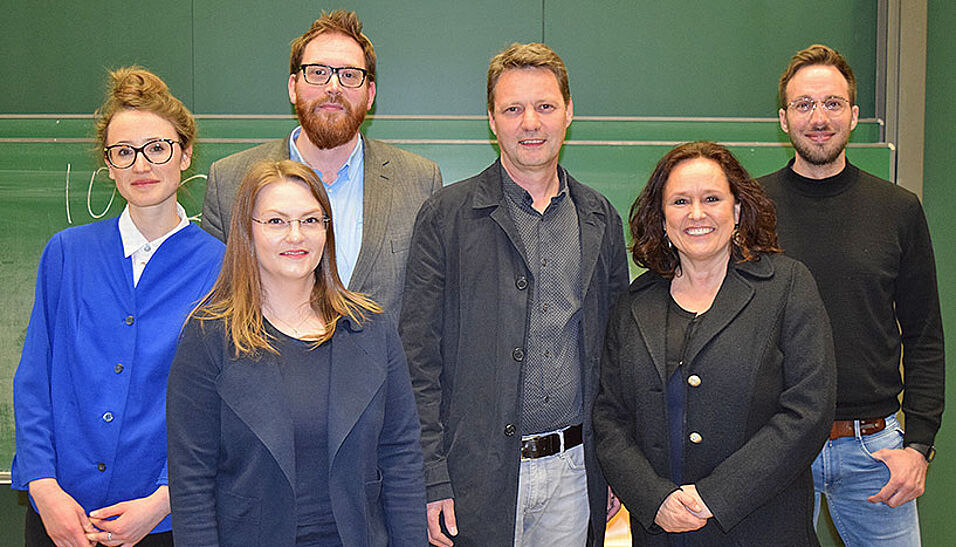 Gruppenfoto mit Filmabend-Organisatorin Alina Dorsch, Moderatorin Dorothea König, dem Klinischen- und Gesundheitspsychologen Johannes Schröer, dem Leiter des Wiener Kinderschutzzentrums Philipp Schwärzler, der Geschäftsführerin der Wiener Frauenhäuser Andrea Brem und Filmabend-Organisator Dominic Huck. 