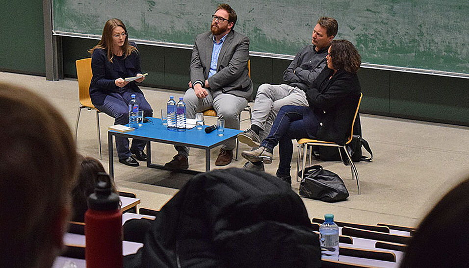 Das Podium beim Filmabend der Fakultät mit Moderatorin Dorothea König, dem Klinischen- und Gesundheitspsychologen Johannes Schröer, dem Leiter des Wiener Kinderschutzzentrums Philipp Schwärzler und der Geschäftsführerin der Wiener Frauenhäuser Andrea Brem. 