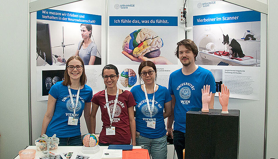 Das Team der Fakultät für Psychologie am Stand bei der Langen Nacht der Forschung 2018.