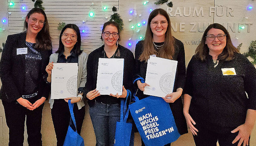 Urkundenverleihung, Gruppenfoto mit Stefanie Höhl, Xiaolu Zhang, Kimberly Doell, Magdalena Boch und Esther Schmidt.