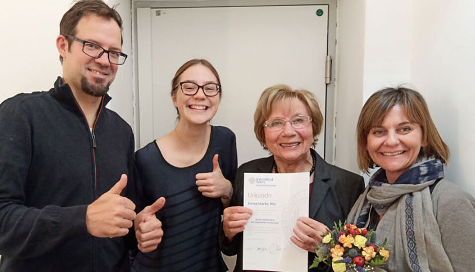 Gruppenfoto mit Claus Lamm, Helena Hartmann, Emma Skarke (mit Urkunde) und Federica Riva.