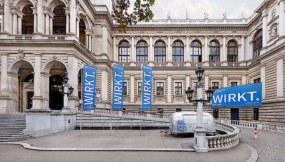 Eingang zum Hauptgebäude der Universität Wien.