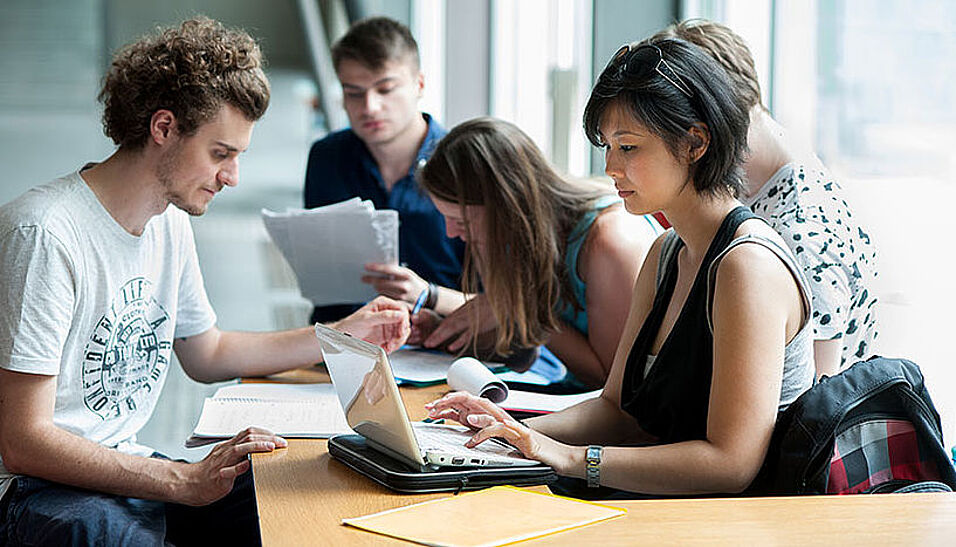 Studierende arbeiten konzentriert