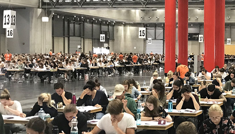 AnwärterInnen für das Bachelorstudium Psycholgie während des Aufnahmeverfahrens in der Messe Wien.