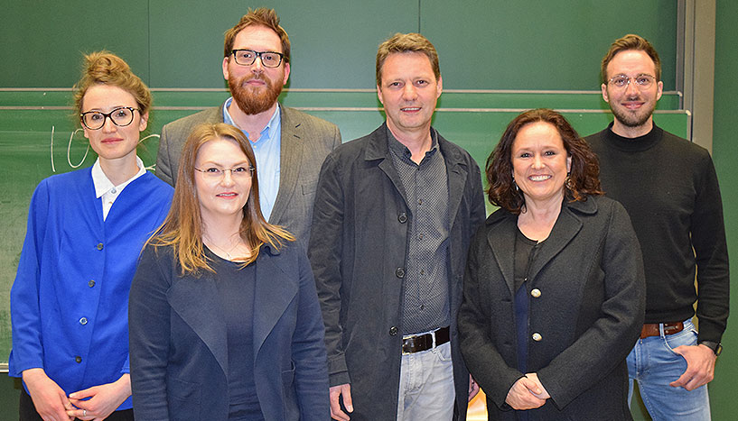 Gruppenfoto mit Filmabend-Organisatorin Alina Dorsch, Moderatorin Dorothea König, dem Klinischen- und Gesundheitspsychologen Johannes Schröer, dem Leiter des Wiener Kinderschutzzentrums Philipp Schwärzler, der Geschäftsführerin der Wiener Frauenhäuser Andrea Brem und Filmabend-Organisator Dominic Huck. 