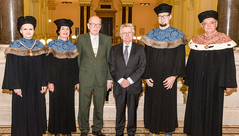 Gruppenbild mit Dekanin Barbara Schober, Laudatorin Christiane Spiel, Peter K. Smith, Niels P. Birbaumer, Laudator Claus Lamm und Rektor Heinz Engl. Die Geehrten im Anzug, die anderen Personen im Talar.