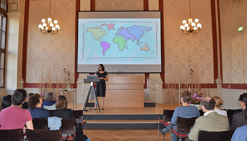 Blick von der hinteren Publikumsreihe im Kleinen Festsaal der Universität Wien auf die Bühne bei der Antritts-Vorlesung von Prof. Stefanie Höhl.