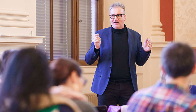 Helmut Leder hält einleitende Worte im Kleinen Festsaal der Universität Wien.