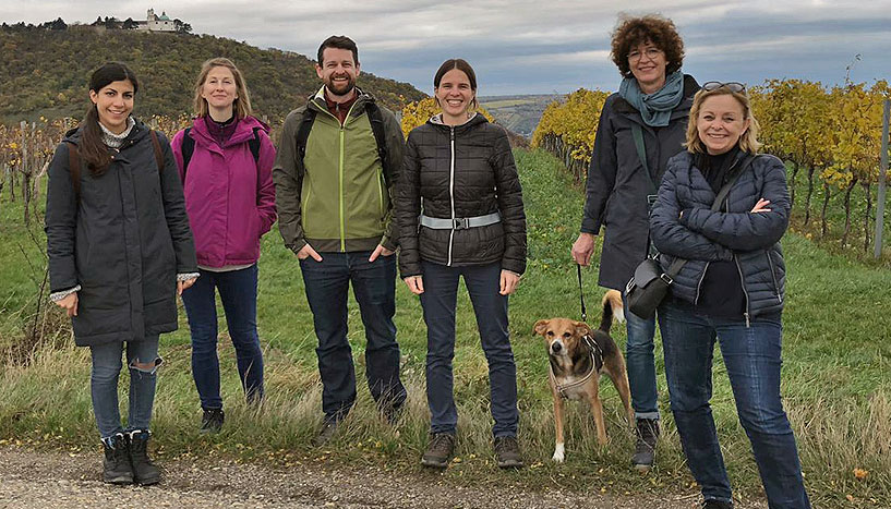 Gruppenfoto in den Weinbergen mit Jennifer Schieß-Jokanovic, Viktoria Kantor, Matthias Knefel, Lucia Verginer, Christine Gösling-Steirer und Brigitte Lueger-Schuster.