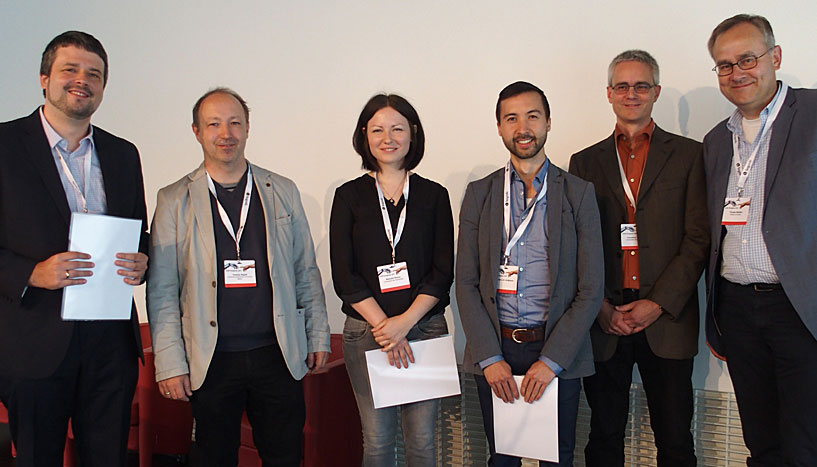 Gruppenfoto der Siegerehrung. Personen von links: Roman Prem (Preisträger, geteilter 1. Platz), Prof. Dr. Thomas Rigotti (Fachgruppensprecherstellvertreter), Dr. Manuela Richter (Preisträgerin, geteilter 1. Platz), Dr. Kevin-Lim Jungbauer (Preisträger, 3. Platz), Prof. Dr. Cornelius König (Fachgruppensprecher) und Dr. Thomas Moldzio (Sponsor des Preises).