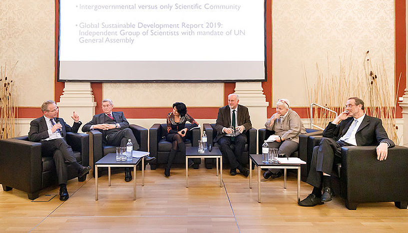 Podium bei der IPSP-Veranstaltung mit Georg Kapsch (Präsident der Industriellenvereinigung), Hannes Androsch (Vorsitzender des Rats für Forschung- und Technologieentwicklung), Christiane Spiel (Professorin am Institut für Angewandte Psychologie: Arbeit, Bildung, Wirtschaft), Wolfgang Lutz (Wittgenstein Centre for Demography and Global Human Capital), Ulrike Felt (Professorin am Institut für Wissenschafts- und Technikforschung) und Heinz Faßmann (Bundesminister für Bildung, Wissenschaft und Forschung). 