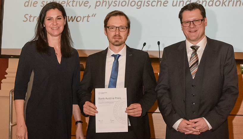 Oswald Kothgassner bei der Verleihung des Bank Austria-Forschungspreises auf der Bühne im Kleinen Festsaal der Universität Wien.